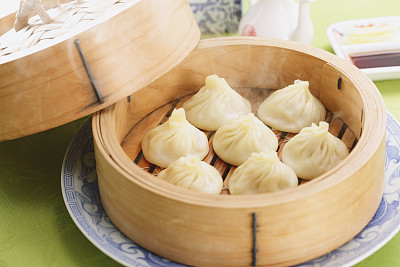 想學(xué)面點(diǎn)制作嗎？來(lái)保定玉蘭香廚師學(xué)校吧！