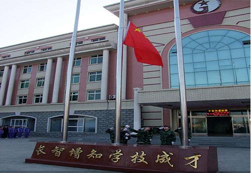 保定新興工業(yè)技工學(xué)校是全日制學(xué)校嗎？學(xué)校提供住宿嗎？