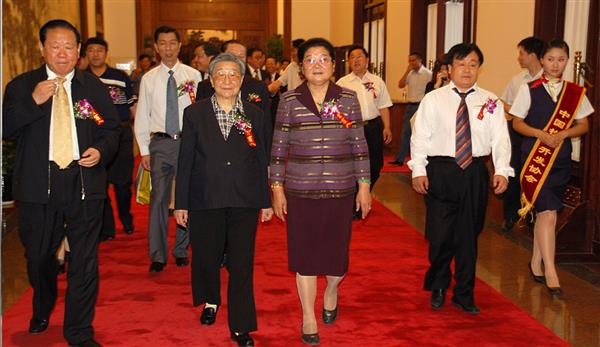 全國(guó)政協(xié)副主席錢正英（左一）、十五屆中央委員顧秀蓮（左三）、國(guó)務(wù)院扶貧主任，政協(xié)常委胡富國(guó)（左一）、北方汽車專修學(xué)校曹振峰董事長(zhǎng)（右一）在人民大會(huì)堂共同出席北方學(xué)校七千萬(wàn)扶貧工程