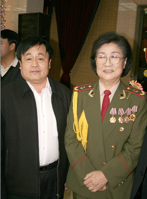 全國(guó)一級(jí)演員，政協(xié)委員馬玉濤（右一）與曹振峰同志合影